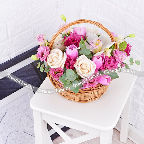 Нежный румянец – корзина с белыми розами и орхидеей